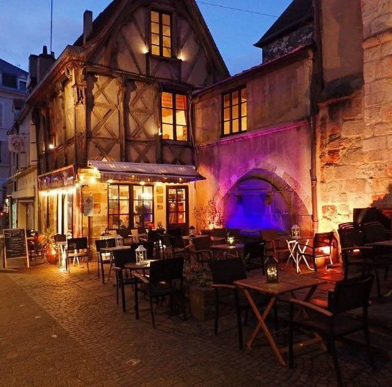 Terrasse du Saint Pierre, restaurant à Montluçon, en soirée